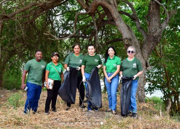 Prefeitura de Floriano promove mutirão de limpeza nas margens do Rio Parnaíba