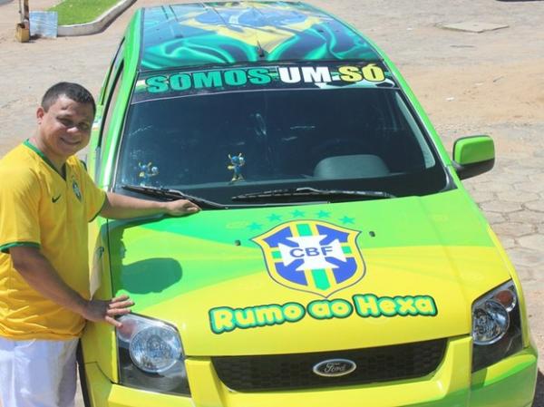 Chamando atenção, carro leva as cores do Brasil pelas ruas