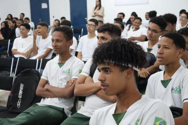 Bloco da Preven&ccedil;&atilde;o promove conscientiza&ccedil;&atilde;o entre adolescentes sobre IST no CEEP Calisto Lobo.(Imagem:Secom)