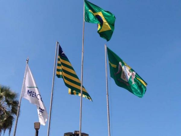 Semana da Pátria inicia com hasteamento das bandeiras em Floriano