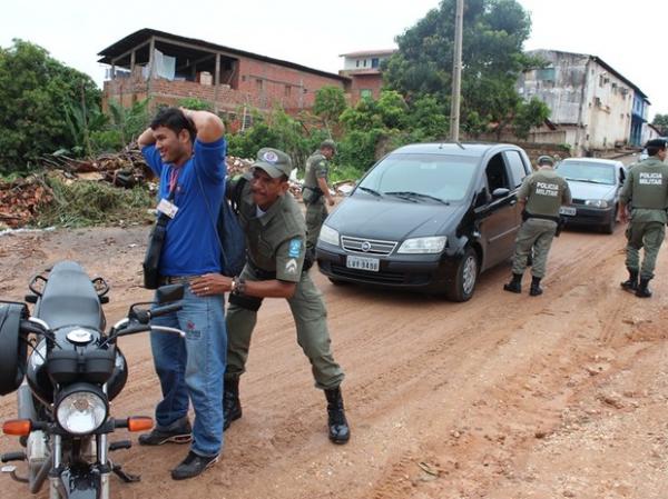 Polícia realiza operação em vila da Zona Sul de Teresina.(Imagem:Gil Oliveira/G1)