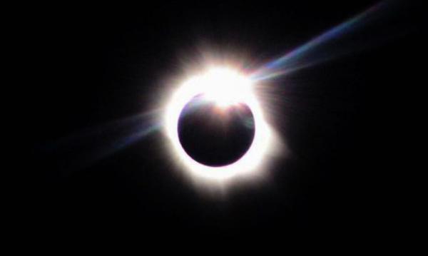 Oftalmologista faz alerta sobre os perigos de acompanhar eclipse sem proteção ocular