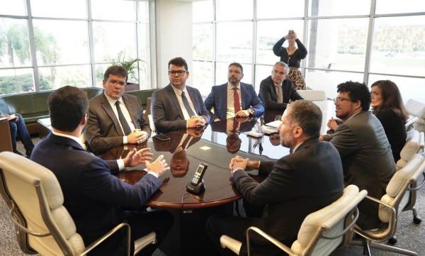 Rafael Fonteles apresentou, nesta quinta-feira, o protocolo &agrave; equipe do Minist&eacute;rio da Justi&ccedil;a.(Imagem:Divulga&ccedil;&atilde;o)