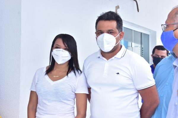 Juc&eacute;lia Aguiar e Justino Moreira s&atilde;o os primeiros vacinados contra a Covid-19 em Floriano.(Imagem:Secom)