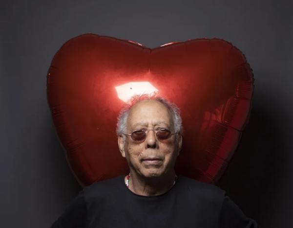 Jards Macalé canta o amor em álbum, "Coração bifurcado", que se equilibra entre retas e curvas