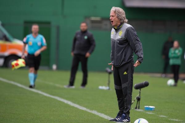 O inquieto: Jorge Jesus esbraveja na Arena Cond&aacute;: estilo de 