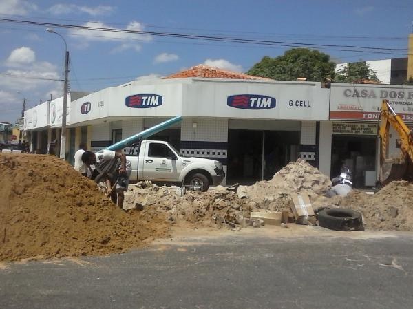 Rompimento em rede de distribuição provoca falta de água em Floriano