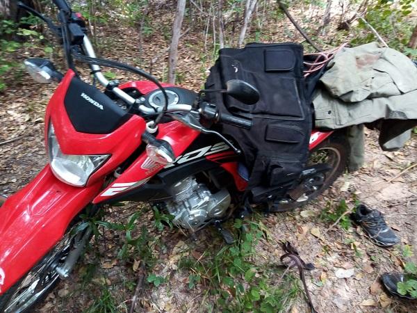 Bandidos usam uniforme da PM para disfarce e roubam 4 motos em Floriano; 3 já foram recuperadas