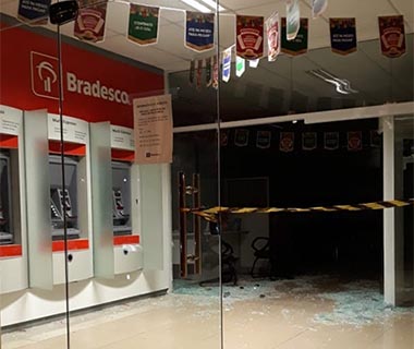 Quadrilha bloqueia rodovia e leva cofre de agência bancária em Altos