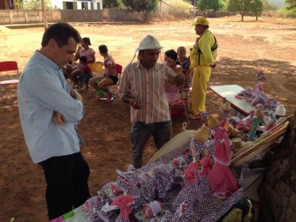 Prefeito participa do encerramento do curso de artesanato na comunidade Buqueir&atilde;o.(Imagem:Secom)