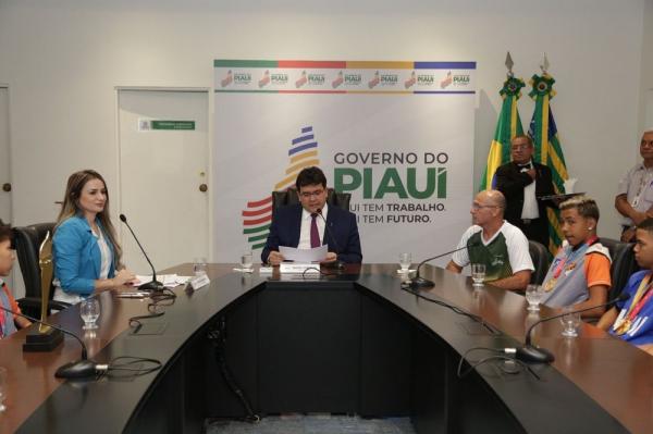 Rafael Fonteles parabeniza alunos medalhistas nos Jogos Escolares 2023