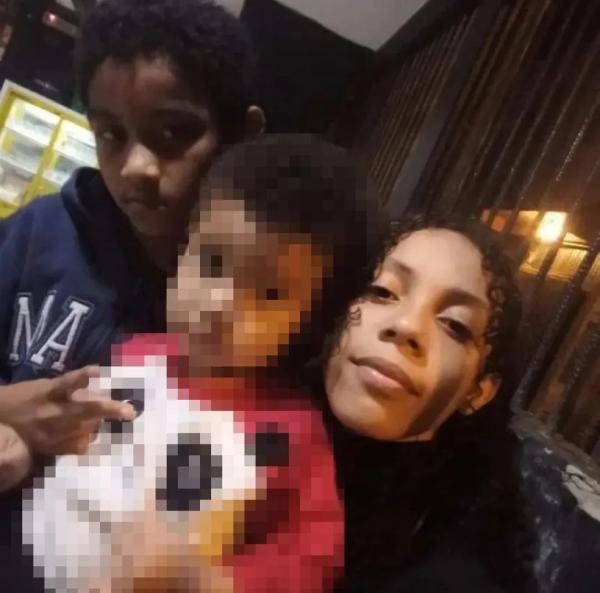 Adrian Jos&eacute; da Concei&ccedil;&atilde;o Costa, 11 anos; Mariely da Cruz da Concei&ccedil;&atilde;o Costa, 15 anos. Ao centro, o menino de 2 anos que sobreviveu &agrave; trag&eacute;dia.(Imagem:Reprodu&ccedil;&atilde;o )