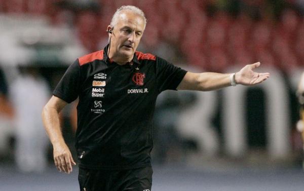 Dorival J&uacute;nior orienta o time no &uacute;ltimo jogo de 2012.(Imagem:Ernesto Carri&ccedil;o / Ag. Estado)