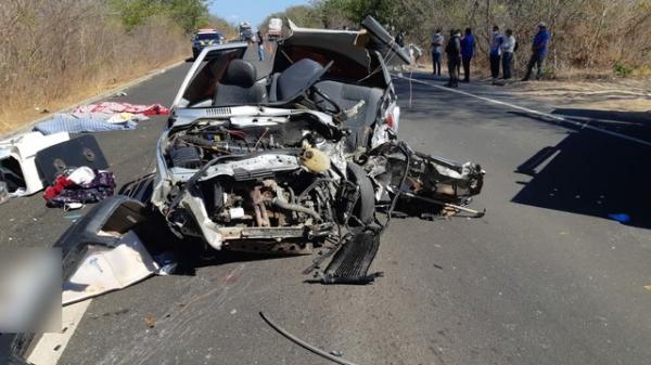 Três pessoas morrem e uma fica gravemente ferida em colisão entre carro e carreta na BR-230