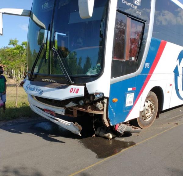 Jovem morre e idoso fica gravemente ferido após colisão entre motocicleta e ônibus em Miguel Alves