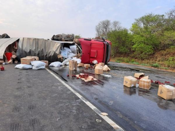 Pista molhada causa tombamento de carreta na BR-135, no PI, e motorista fica ferido