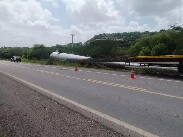  Condutor fica ferido ap&oacute;s h&eacute;lice de torre e&oacute;lica tombar na BR-407, no Sul do Piau&iacute;.(Imagem:Divulga&ccedil;&atilde;o/PRF )