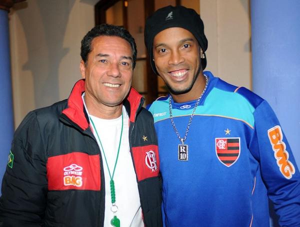 Luxa e Ronaldinho Ga&uacute;cho sorriem juntos na foto divulgada pelo Fla.(Imagem:Alexandre Vidal / Fla Imagem)