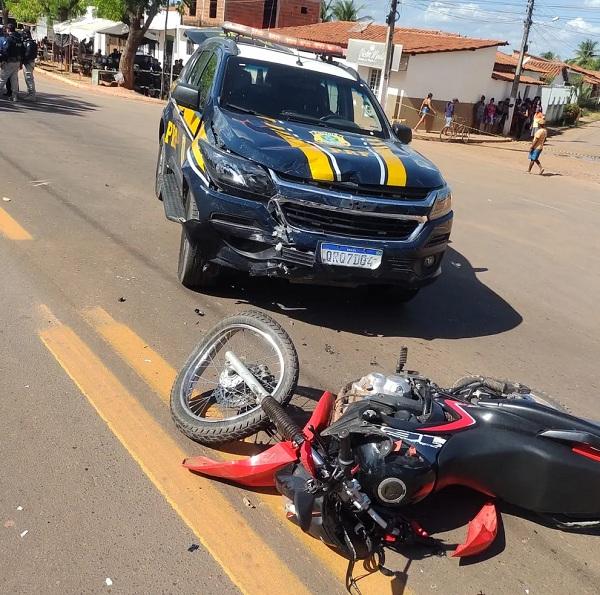  Viatura da PRF se envolve em acidente com moto no Sul do Piau&iacute; e motociclista tem as duas pernas quebradas.(Imagem: Reprodu&ccedil;&atilde;o )