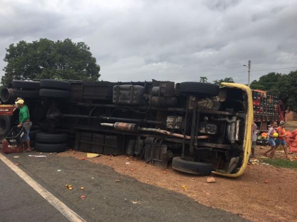 Caminhão tomba, deixa três feridos e uma pessoa morta na BR-316