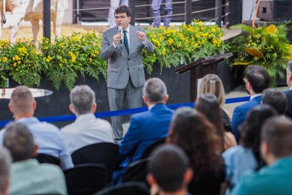 Governador entrega medalhas a produtores rurais e libera mais de R$ 450 mil para 41 famílias