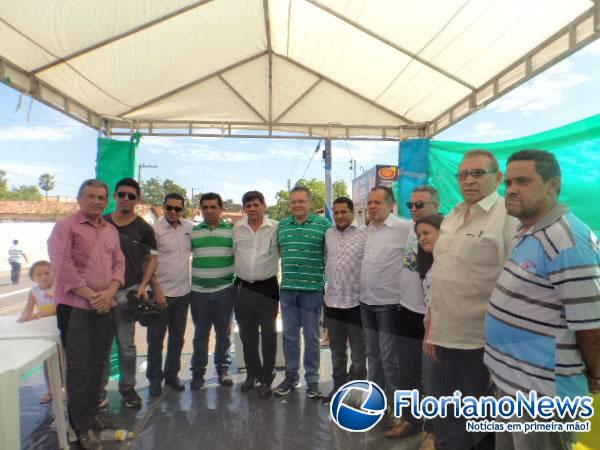 Autoridades presenciam desfile c&iacute;vico.(Imagem:FlorianoNews)