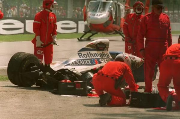 M&eacute;dicos prestam os primeiros socorros a Ayrton Senna, ap&oacute;s acidente em San Marino.(Imagem:Steve Etherington/EMPICS via Getty Images)