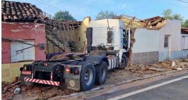 Carreta desgovernada bate em carro, invade casa e motorista fica ferido no Sul do Piauí
