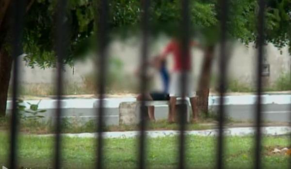 Reportagem flagra mulher sendo espancada na rua em Teresina