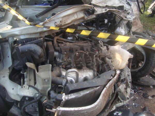 Carro totalmente destru&iacute;do(Imagem:Floriano News)