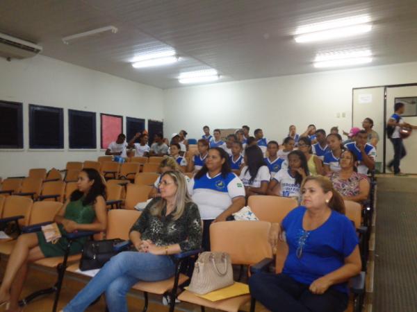 Alunos do Projovem participam de palestra motivacional