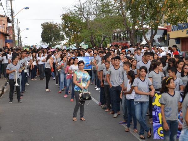 Caminhada pela Paz leva quatro mil às ruas do Grande Dirceu em Teresina