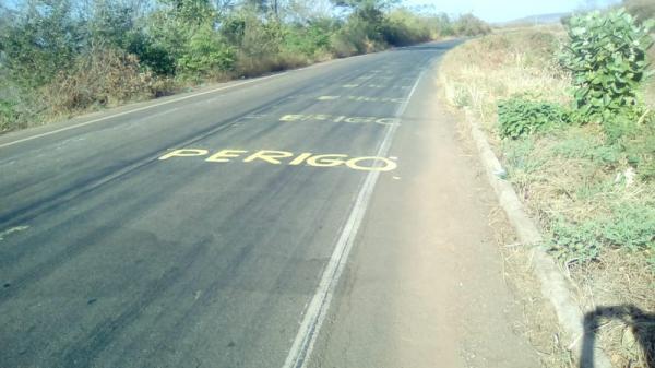Morador pintou avisos na PI-141 entre Canto do Buriti e Eliseu Martins, no Sul do Piau&iacute;.(Imagem:Arquivo pessoal/Wilson Ferreira)
