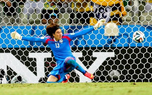 Pared&atilde;o, Ochoa afasta a bola da rede at&eacute; de olhos fechados durante Brasil x M&eacute;xico.(Imagem:Reuters)