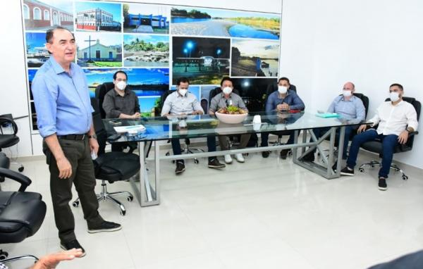 Prefeito Antônio Reis reúne equipe técnica para analisar projeto de reforma do Mercado Público