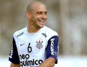 Alessandro supera críticas e renasce no Timão: 'Gosto de ser Guerreiro'