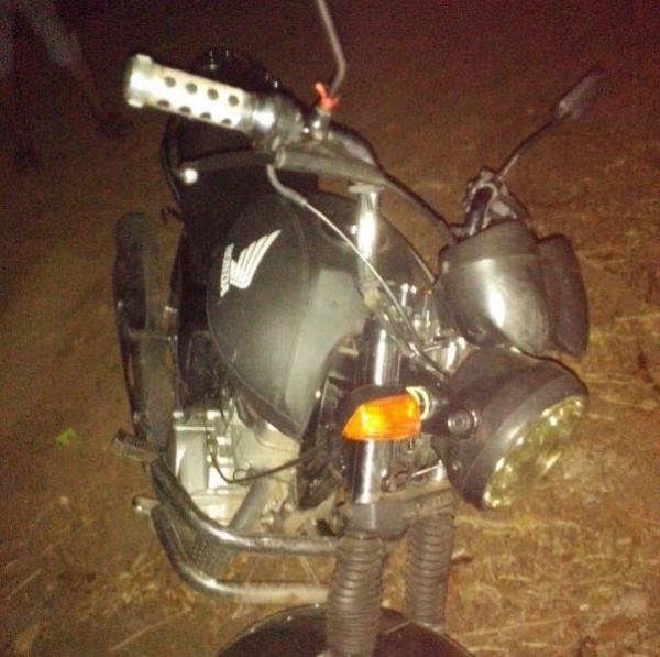 For&ccedil;a T&aacute;tica da Pol&iacute;cia Militar recupera moto roubada em Floriano (Imagem:For&ccedil;a T&aacute;tica)