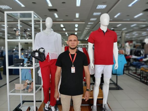 Wagner, chefe do setor de confec&ccedil;&otilde;es do Armaz&eacute;m Para&iacute;ba.(Imagem:FlorianoNews)