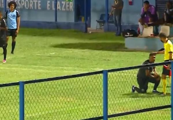  Assistente consola atacante ap&oacute;s gol anulado.(Imagem:Gustavo Cavalcante/Rede Clube )