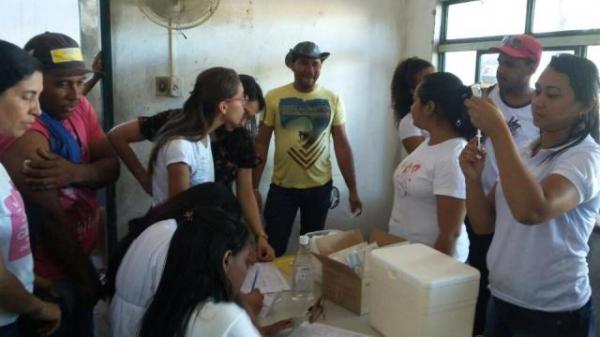 Sa&uacute;de realiza a&ccedil;&atilde;o educativa para os profissionais que integram a coleta de lixo em Floriano.(Imagem:SECOM)