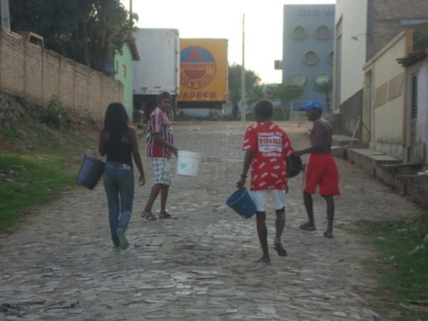 pessoas em busca de &aacute;gua(Imagem:Reda&ccedil;&atilde;o)