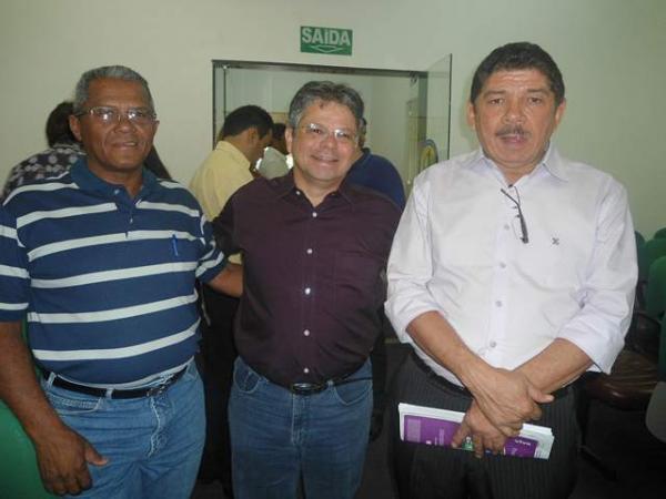 Ao lado de Gustavo Neiva, prefeitos assinam convênios com o Governo do Estado.(Imagem:Comunicações Sem Fronteiras )