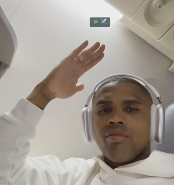 Rumo ao Fluminense, Douglas Costa posta foto a caminho do Brasil e anima torcedores
