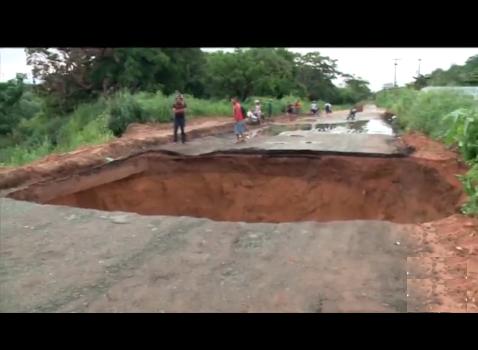 Uma semana após reparo, cratera volta a se abrir na estrada da Alegria