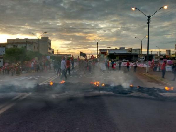 Protesto contra impeachment bloqueia trânsito em rodovias do Piauí