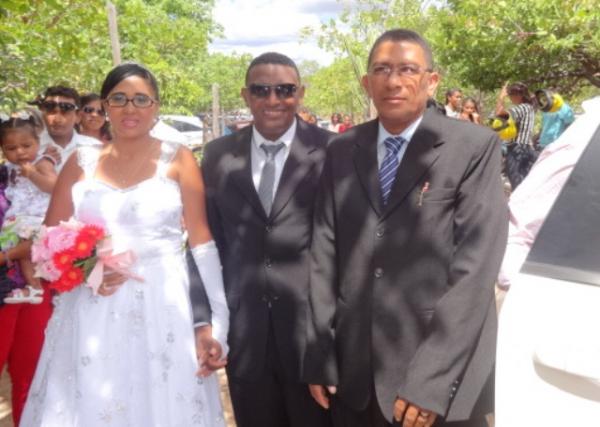 o casal, Joanita & Juscinaldo, e o pai do noivo, Jos&eacute; Daguia Viana.(Imagem:FlorianoNews)