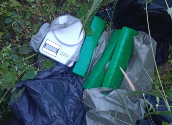 ROCAM apreende 2,1kg de drogas em matagal no bairro Nossa Senhora da Guia em Floriano