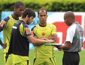Vasco deverá ter Juninho e Felipe juntos em formação ofensiva