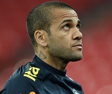 Fora da Copa, Daniel Alves inicia tratamento de lesão no joelho