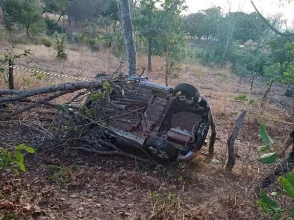 Motorista morre e tr&ecirc;s ficam feridos ap&oacute;s carro tombar e bater contra duas &aacute;rvores na BR-135.(Imagem:Divulga&ccedil;&atilde;o/PRF)